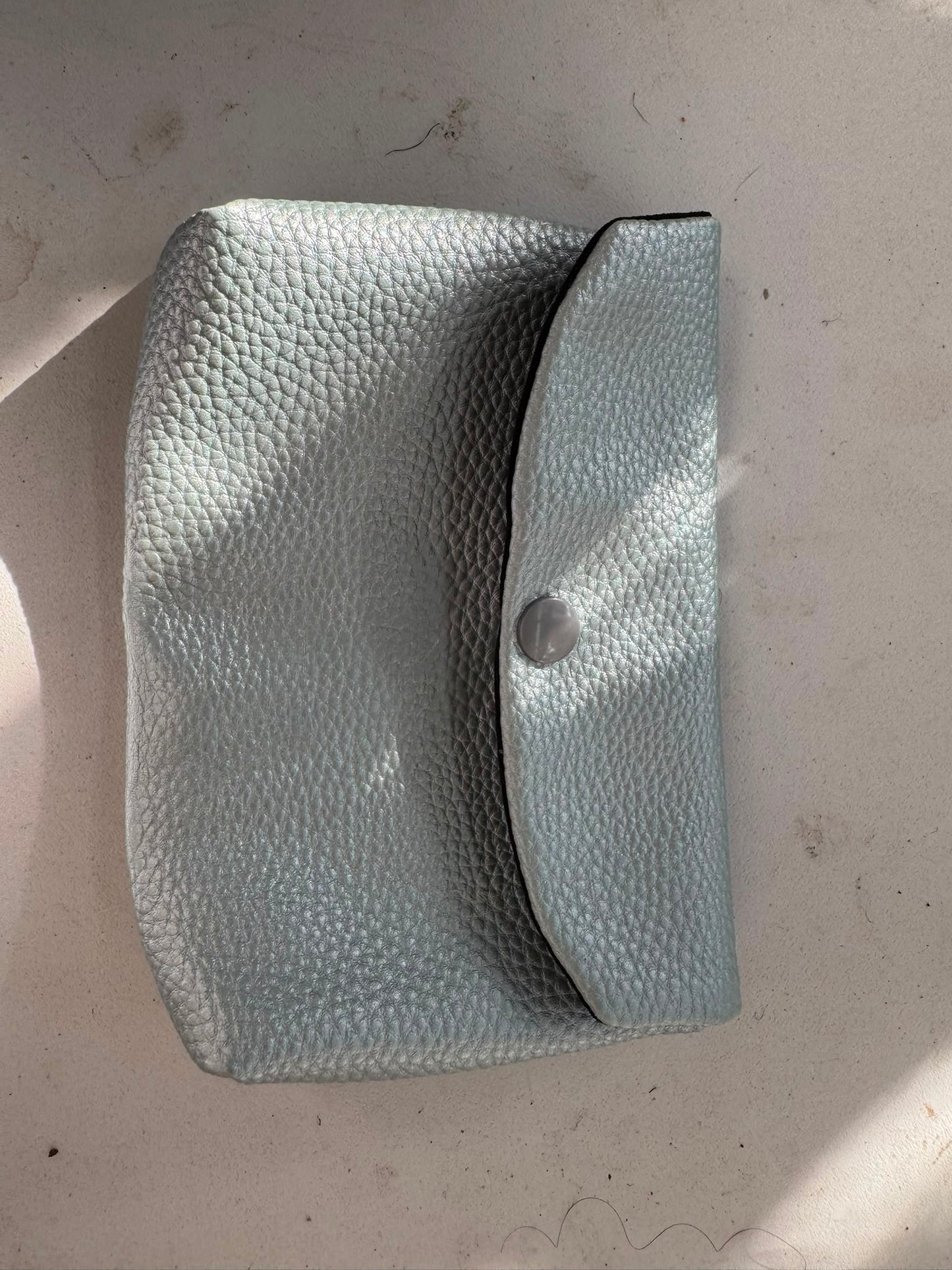 Estuche artesanal de polipiel plateado