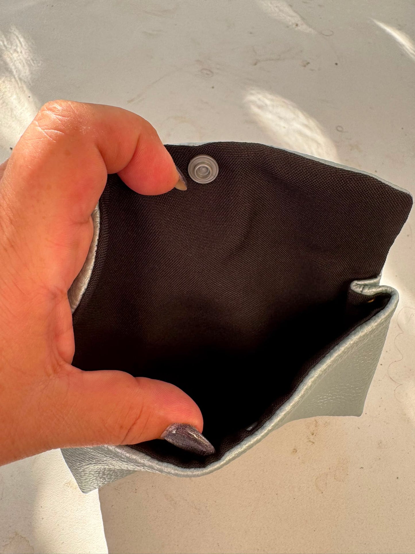 Estuche artesanal de polipiel plateado