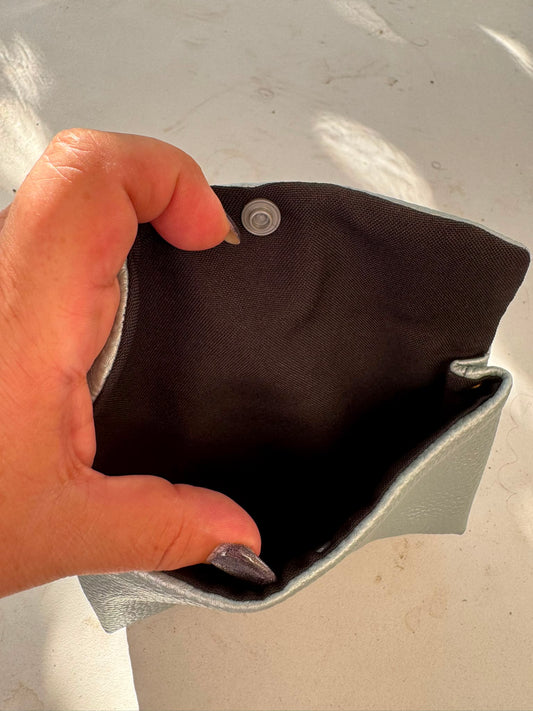 Estuche artesanal de polipiel plateado